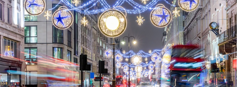 Wide photo of london street at Christmas